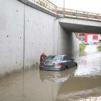 Zagreb: Autom zapeo u poplavljenom podvožnjaku