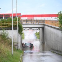 Zagreb: Autom zapeo u poplavljenom podvožnjaku