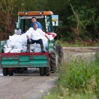 Hrušćica: Vatrogasci i građani pune vreće sa pijeskom i ojačavaju nasip
