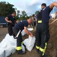 Hrušćica: Vatrogasci i građani pune vreće sa pijeskom i ojačavaju nasip