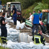 Hrušćica: Vatrogasci i građani pune vreće sa pijeskom i ojačavaju nasip