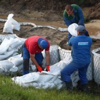 Hrušćica: Vatrogasci i građani pune vreće sa pijeskom i ojačavaju nasip