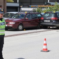 Vozač automobila se zabio u ljude i parkirane automobite u Krapini