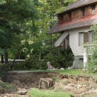 Bujica urušila dio kuće uz jezero Šoderica