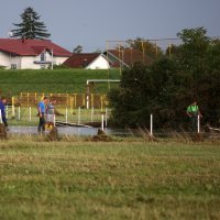 Ribiči pokušavaju spasiti što više ribe tijekom povlačenja vode u oteretnom kanalu Sava-Odra