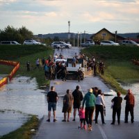Ribiči pokušavaju spasiti što više ribe tijekom povlačenja vode u oteretnom kanalu Sava-Odra
