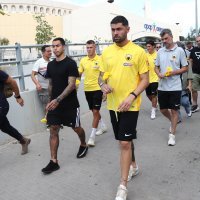 Nogometaši AEK-a odali su počast ubijenom navijaču