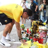 Nogometaši AEK-a odali su počast ubijenom navijaču