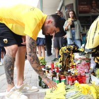 Nogometaši AEK-a odali su počast ubijenom navijaču
