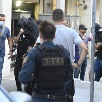 Privođenje huligana koji su sudjelovali u jučerasnjim neredima u Ateni