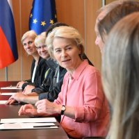 Ursula von der Leyen s Golobom obilazi poplavljena područja