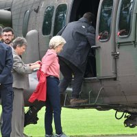 Ursula von der Leyen s Golobom obilazi poplavljena područja