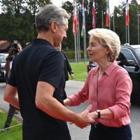 Ursula von der Leyen s Golobom obilazi poplavljena područja