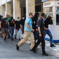 Privođenje huligana na sud u Ateni