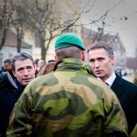 Glavni tajnik NATO-a Jens Stoltenberg u razgovoru s pripadnikom bojne Telemark