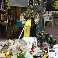 Na mjestu gdje je ubijen navijač AEK-a građani ostavljaju svijeće i cvijeće