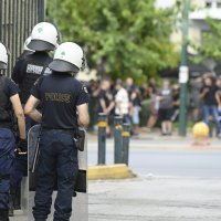 Navijači AEK-a okupili se ispred zgrade suda gdje je počeo sudski proces za uhićene navijače