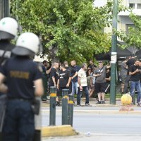 Navijači AEK-a okupili se ispred zgrade suda gdje je počeo sudski proces za uhićene navijače