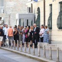 Roditelji navijača uhićenih u Ateni okupili se pred Ministarstvom vanjskih poslova