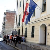 Roditelji navijača uhićenih u Ateni okupili se pred Ministarstvom vanjskih poslova