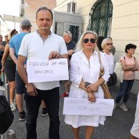 Roditelji navijača uhićenih u Ateni okupili se pred Ministarstvom vanjskih poslova