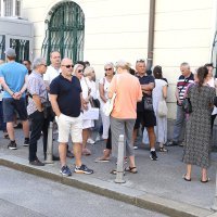 Roditelji navijača uhićenih u Ateni okupili se pred Ministarstvom vanjskih poslova