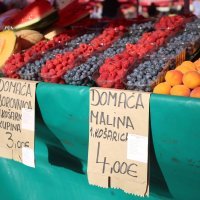 Ponuda svježeg voća na tržnici Dolac