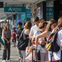 Redovi pred pekarom na zagrebačkom kolodvoru