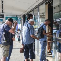 Redovi pred pekarom na zagrebačkom kolodvoru