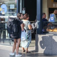 Redovi pred pekarom na zagrebačkom kolodvoru