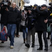 Saucha napušta svoj stan nakon što mu je skinut Saborski imunitet (4)