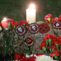 Ljudi odaju počast poginulima