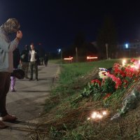 Ljudi odaju počast poginulima