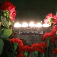 Ljudi odaju počast poginulima