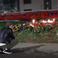 Ljudi odaju počast poginulima