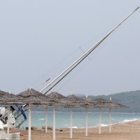 Zbog jakog juga nasukala se jedrilica na plaži u Jadriji