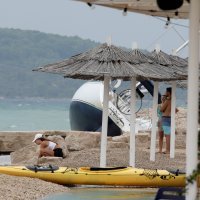 Zbog jakog juga nasukala se jedrilica na plaži u Jadriji