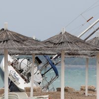 Zbog jakog juga nasukala se jedrilica na plaži u Jadriji