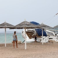 Zbog jakog juga nasukala se jedrilica na plaži u Jadriji