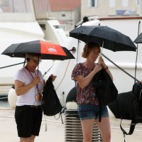 Trogir: Stigle prve naznake najavljenog pogoršanja vremena, plima i kiša