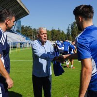 Dinamovci uručili godišnju iskaznicu i Petkovićev dres Osmanu Lendiju