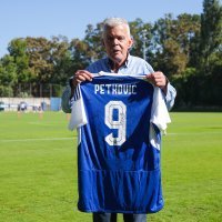 Dinamovci uručili godišnju iskaznicu i Petkovićev dres Osmanu Lendiju