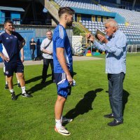 Dinamovci uručili godišnju iskaznicu i Petkovićev dres Osmanu Lendiju