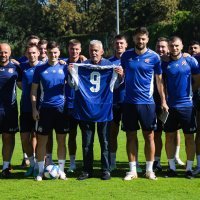 Dinamovci uručili godišnju iskaznicu i Petkovićev dres Osmanu Lendiju