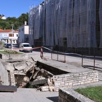 U Benkovcu se urušili kameni vrtovi ispred stambenih zgrada