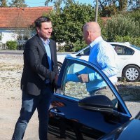 Branko Bačić u obilasku kontejnerskog naselja u Glini