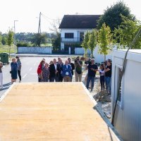 Branko Bačić u obilasku kontejnerskog naselja u Glini