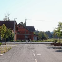 Branko Bačić u obilasku kontejnerskog naselja u Glini