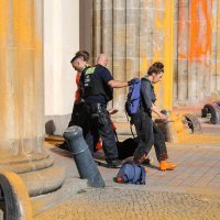 Klimatski aktivisti isprskali Brandenburška vrata u Berlinu bojom