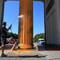 Klimatski aktivisti isprskali Brandenburška vrata u Berlinu bojom